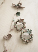 レースとフラワーパーツのブローチ