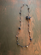 紺色の糸で編むネックレス