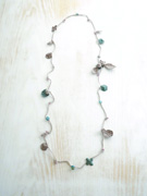 糸とボタニカルパーツのシンプルなネックレス