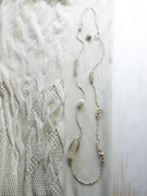 ヴィンテージが主役のネックレス（白）