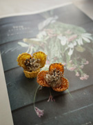 ビオラのブローチ（オレンジ黄色）