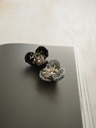 ビオラのブローチ（黒グレー）