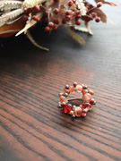 赤い木の実のブローチ